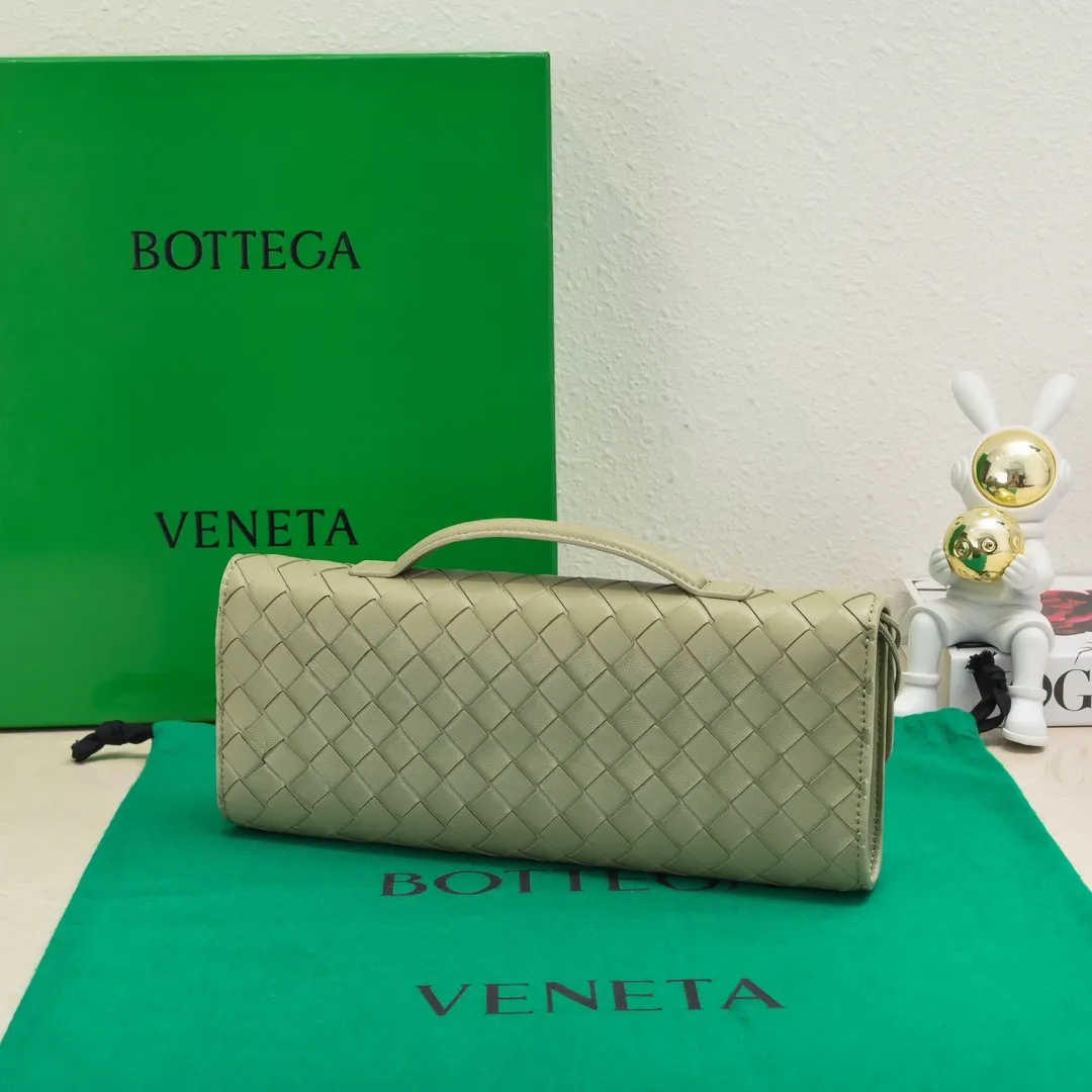 The batch of 1360 BV Andiamo evening handbags has been heavily planted again~ The designer aesthetics in the era of economic downturn are back. I fall in love with it at first sight and can't put it down. It's so beautiful and full of aura. The shape and texture are very competitive. It's light in weight and has sufficient capacity. It's a must-have for fashionistas. It's suitable for many occasions, minimalist, high-end and light luxury. Model No.: 741511 Size: 31*13*3cm